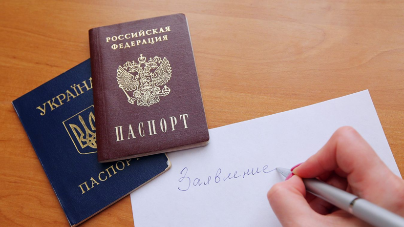 Россия продолжит выдавать паспорта: Песков прокомментировал решение Киева