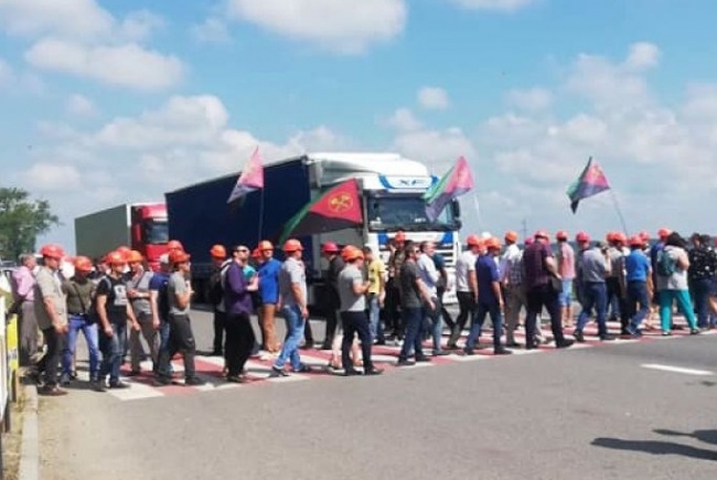 На Львовщине бастующие шахтеры перекрыли трассу и грозят идти на Киев