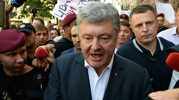 Порошенко обвинили в выводе с Украины 8 миллиардов долларов