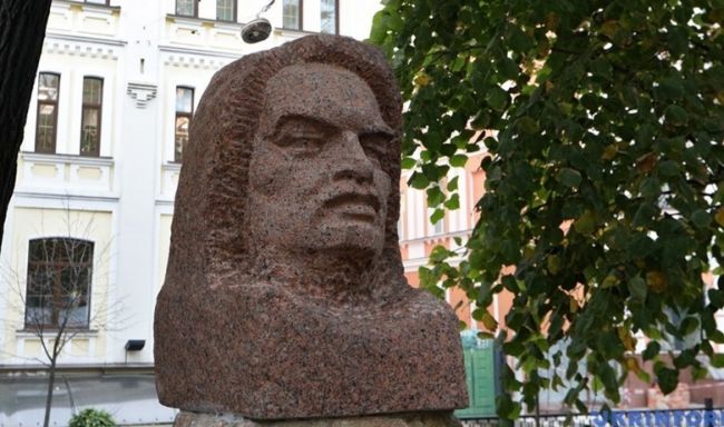 В Киеве появился памятник Бальзаку, переделанный из бюста Ленина