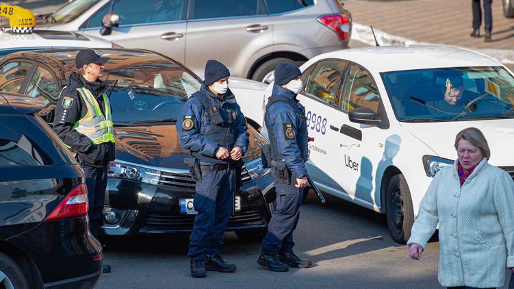 В киевской полиции могут быть десятки зараженных коронавирусом. Его привез из Парижа "речной" полицейский