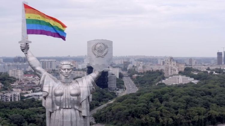 Накануне 22 июня Родину-мать в Киеве нарядили в ЛГБТ-символику. Видео