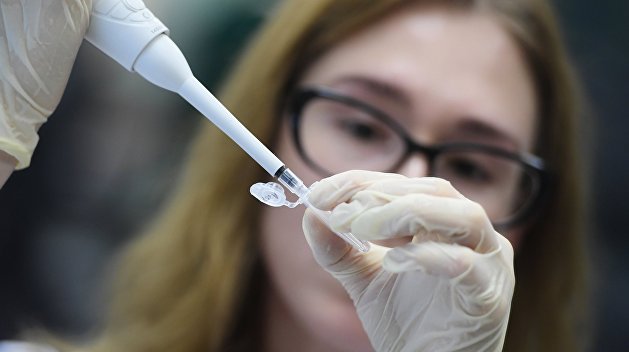 Женщина тестирует вакцину от коронавируса