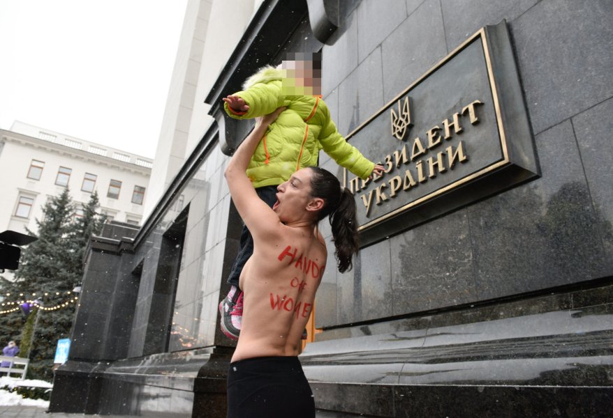 Активистка Femen устроила акцию у офиса президента Украины против воинского учёта