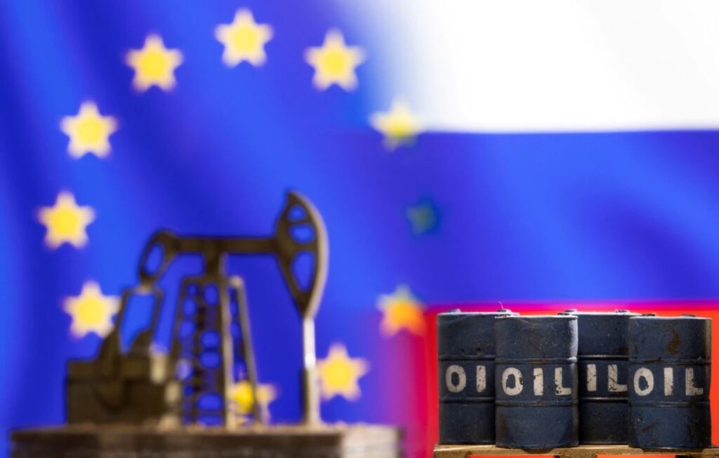 Флаги Евросоюза и России с бочками нефти