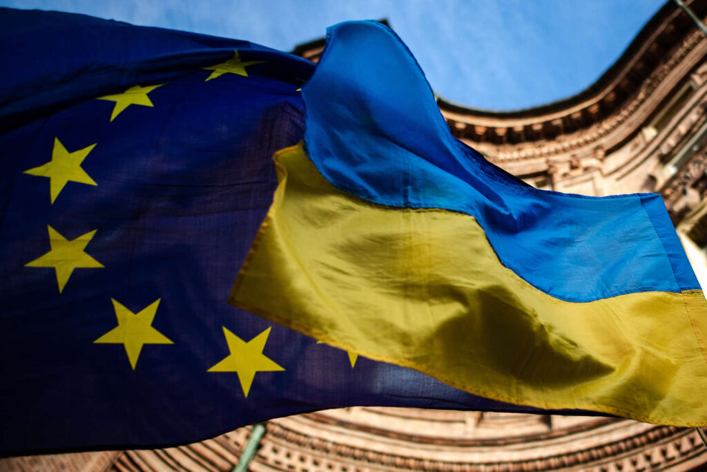 Флаги Европейского союза и Украины