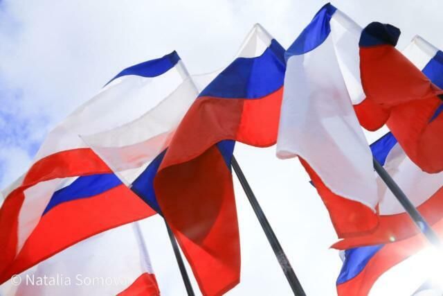 Флаги Крыма и России